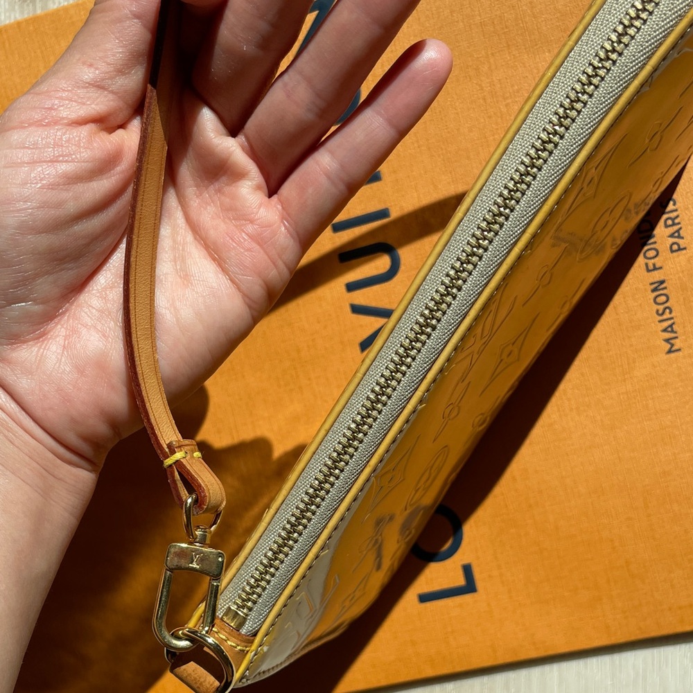Louis Vuitton Lexington - Picture 12 of 16
